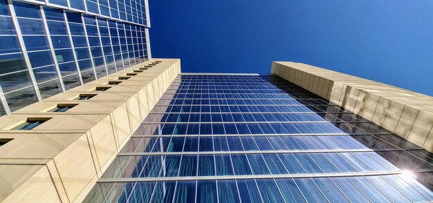 Низкоугольный вид современного здания на чистом голубом небе