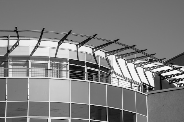 Foto vista a basso angolo di un edificio moderno contro un cielo limpido