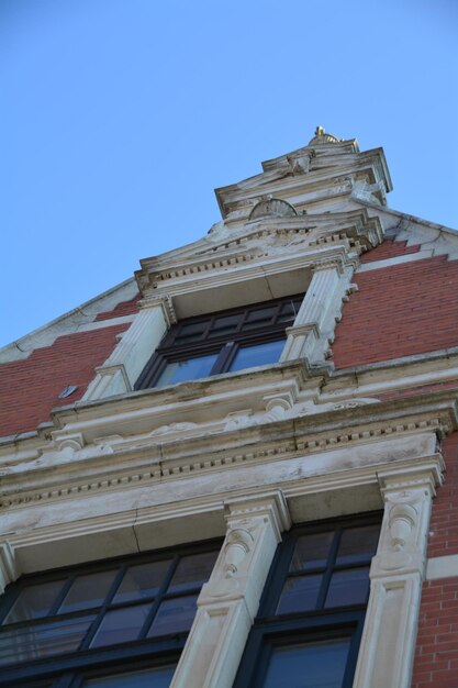 Foto vista a basso angolo di un edificio moderno contro un cielo limpido