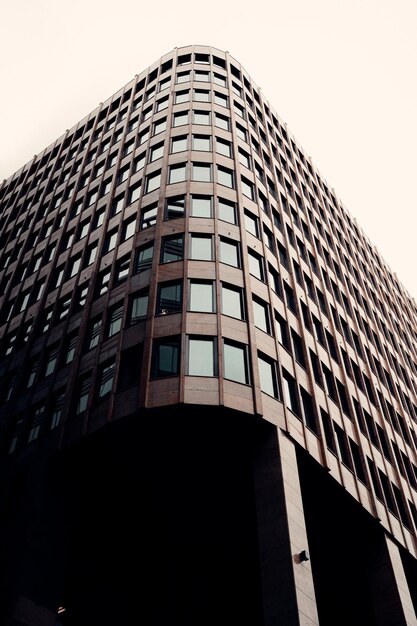 Foto vista a bassa angolazione di un edificio moderno contro un cielo limpido