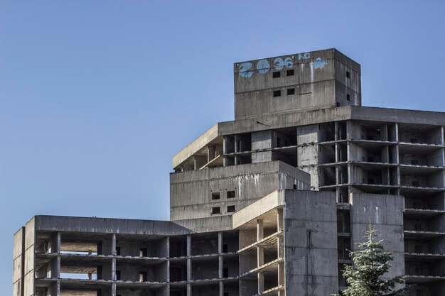 Foto vista a basso angolo di un edificio moderno contro un cielo limpido