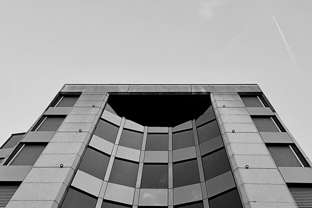 Photo low angle view of modern building against clear sky