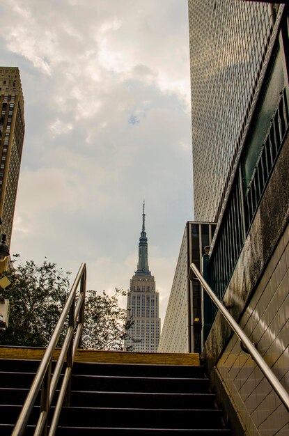 Foto vista a basso angolo di un edificio moderno contro un cielo nuvoloso