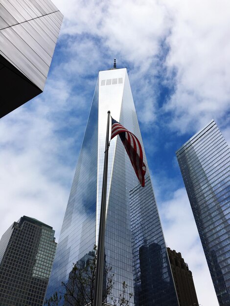 Photo low angle view of modern building against cloudy sky