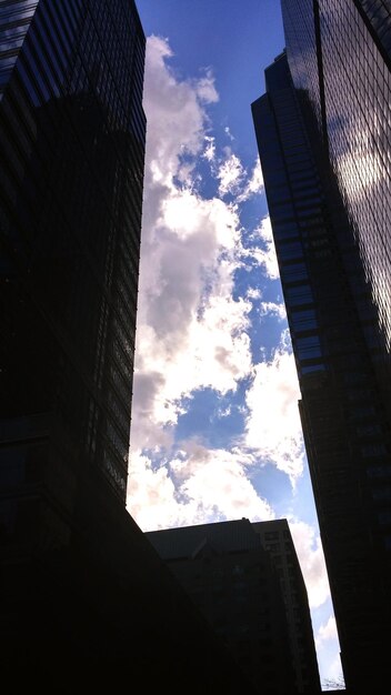 雲の空を背景に近代的な建物の低角度の景色