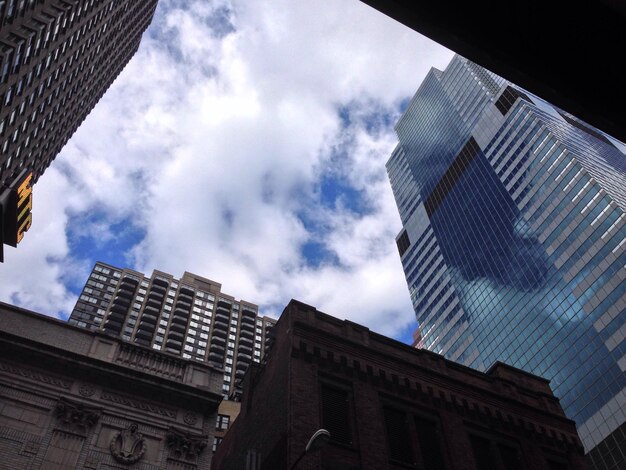 Photo low angle view of modern building against cloudy sky