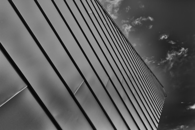 Photo low angle view of modern building against cloudy sky