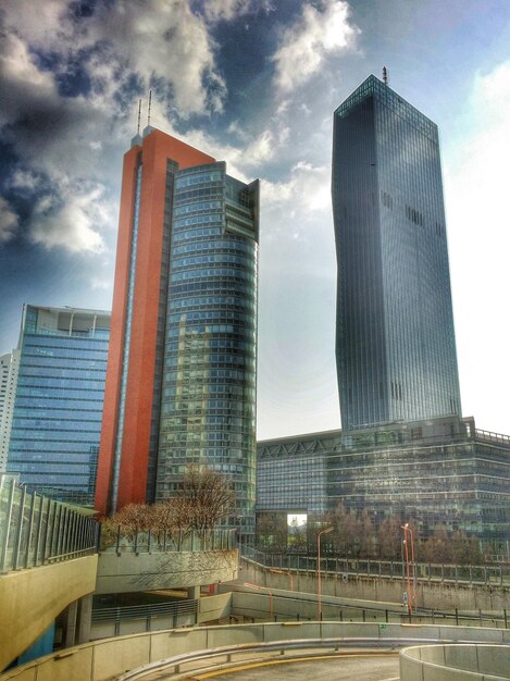 Foto vista a basso angolo di un edificio moderno contro un cielo nuvoloso