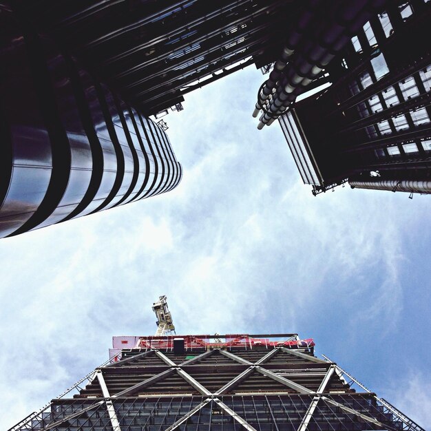 Foto vista a bassa angolazione di un edificio moderno contro un cielo nuvoloso