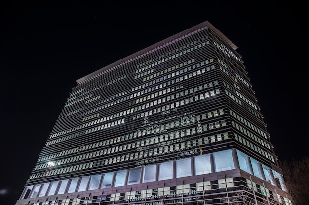 夜の空に照らされた近代的な建物の低角度の景色