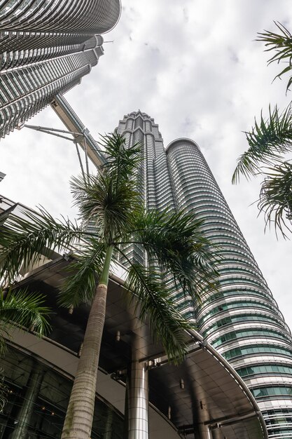 Foto vista a basso angolo di un edificio moderno contro il cielo