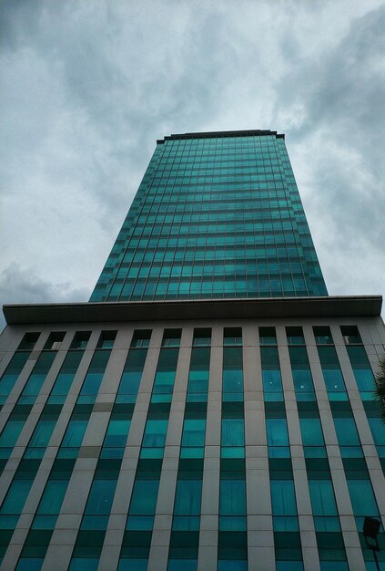 Foto vista a basso angolo di un edificio moderno contro il cielo