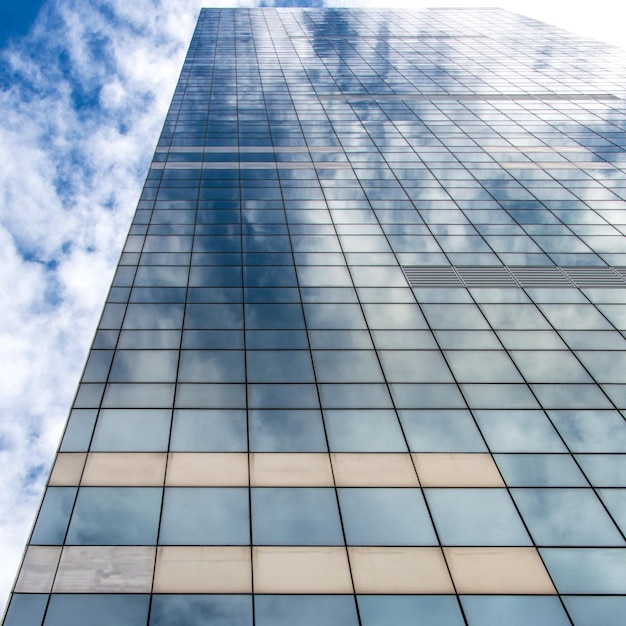 Foto vista a basso angolo di un edificio moderno contro il cielo