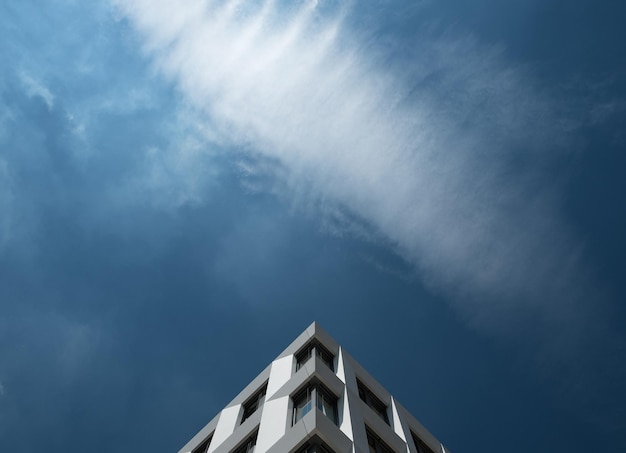 天空を背景に近代的な建物の低角度の景色