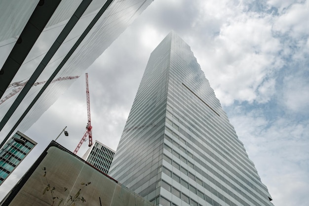 Foto vista a basso angolo di un edificio moderno contro il cielo