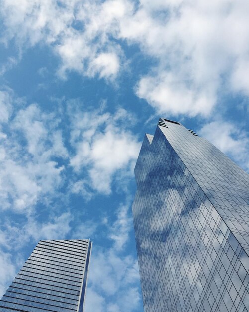 Foto vista a bassa angolazione di un edificio moderno contro il cielo