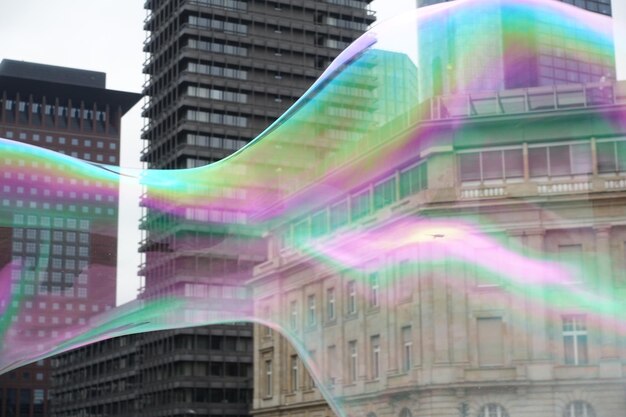 Foto vista a basso angolo di un edificio moderno contro il cielo