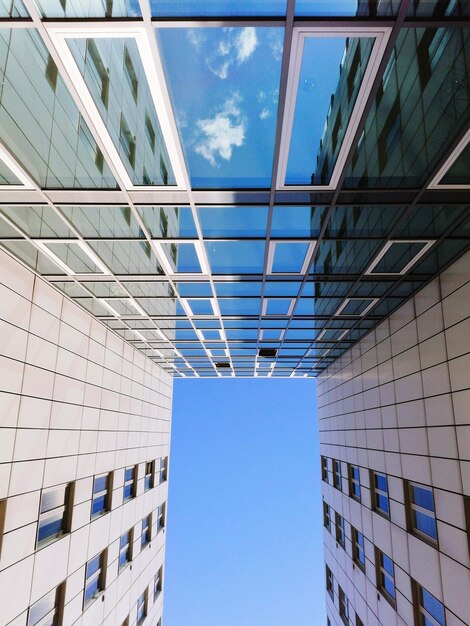 Foto vista a basso angolo di un edificio moderno contro il cielo