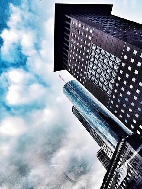 Foto vista a basso angolo di un edificio moderno contro il cielo