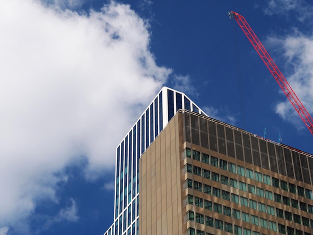 Foto vista a basso angolo di un edificio moderno contro il cielo