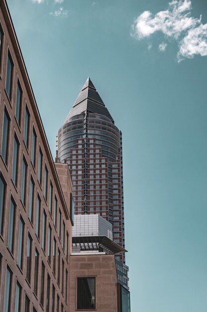 Photo low angle view of modern building against sky