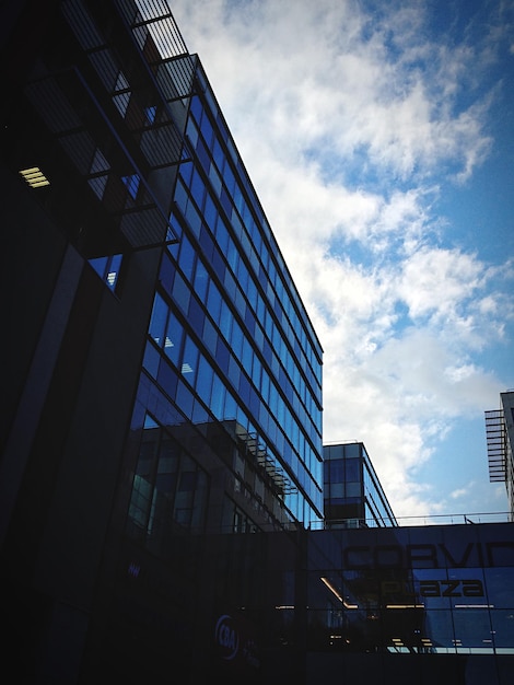 Foto vista a basso angolo di un edificio moderno contro il cielo