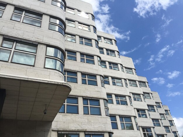 天空を背景に近代的な建物の低角度の景色