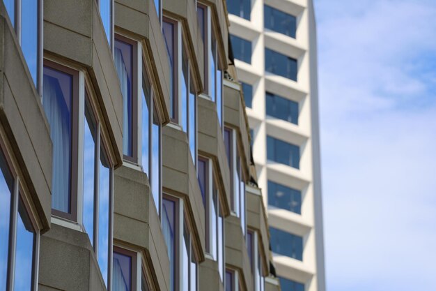 天空を背景に近代的な建物の低角度の景色