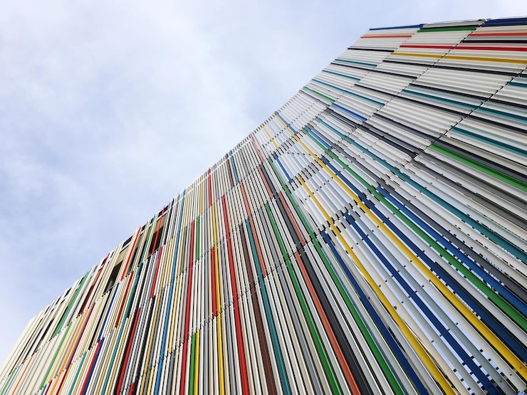 Photo low angle view of modern building against sky