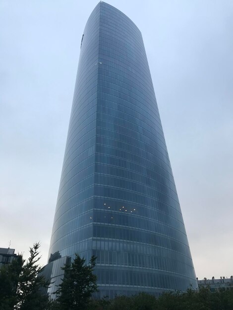 Foto vista a basso angolo di un edificio moderno contro il cielo