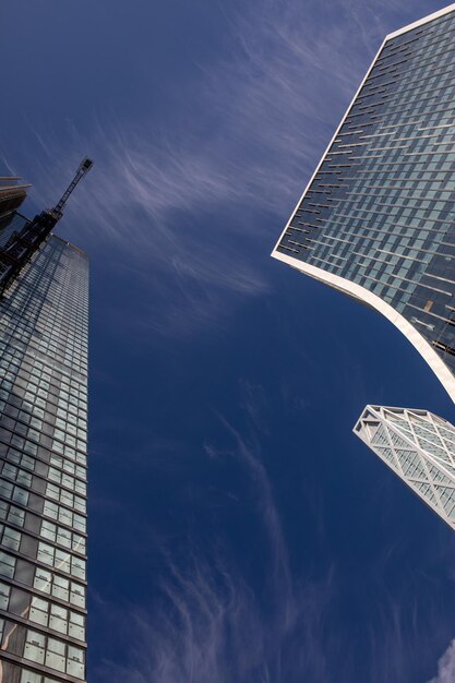 天空を背景に近代的な建物の低角度の景色