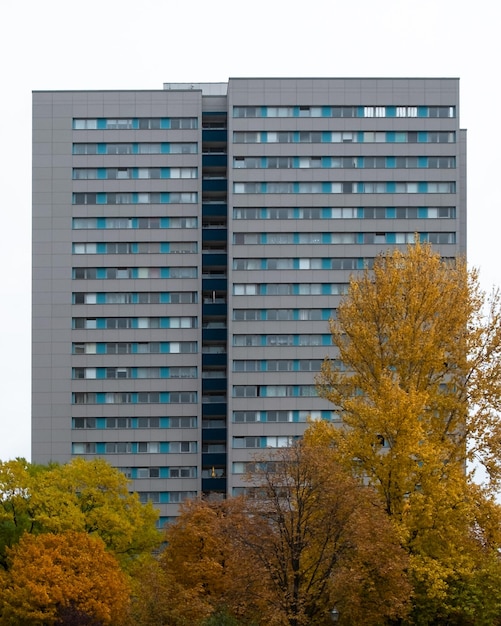 Foto vista a basso angolo di un edificio moderno contro il cielo