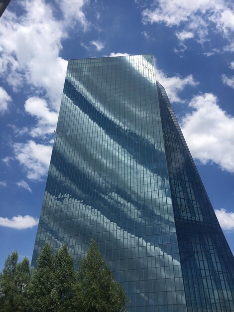 Foto vista a bassa angolazione di un edificio moderno contro il cielo