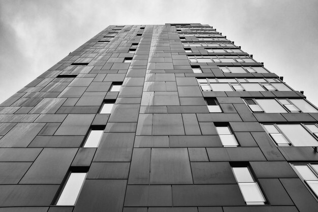 Foto vista a basso angolo di un edificio moderno contro il cielo