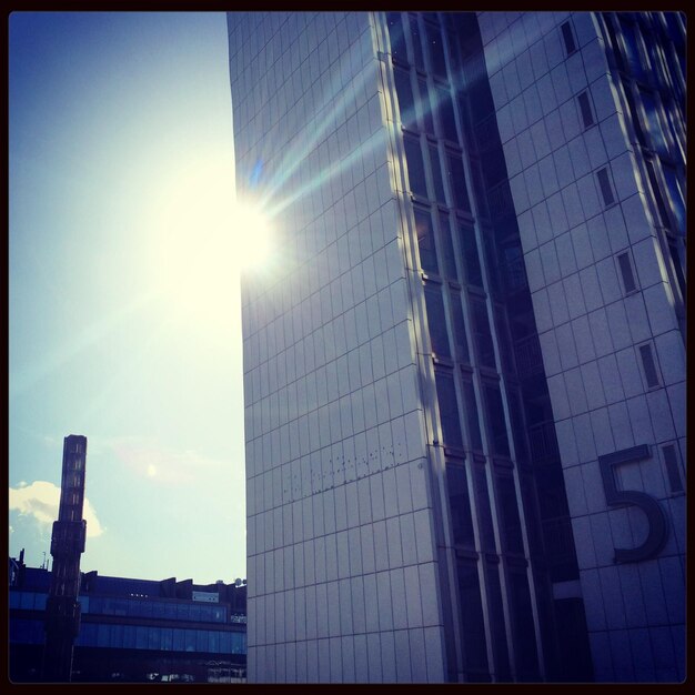 Foto vista a basso angolo di un edificio moderno durante una giornata di sole