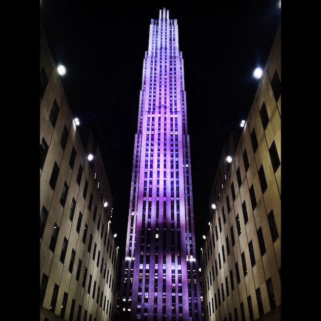 Foto vista ad angolo basso di un edificio moderno di notte