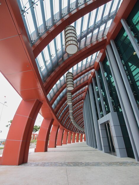 Foto vista ad angolo basso di un edificio moderno