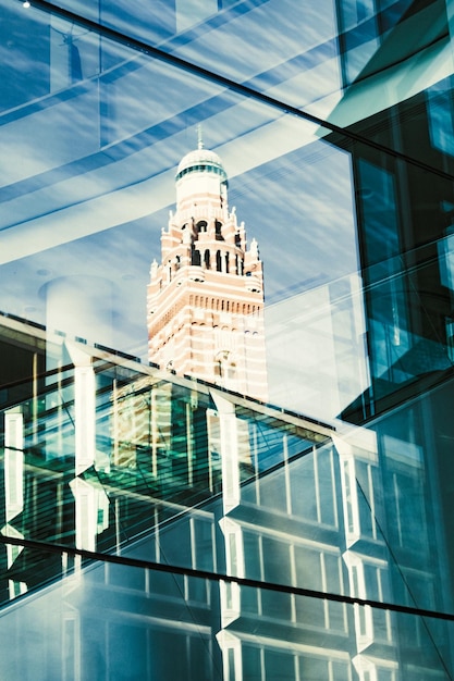 Foto vista ad angolo basso di un edificio moderno