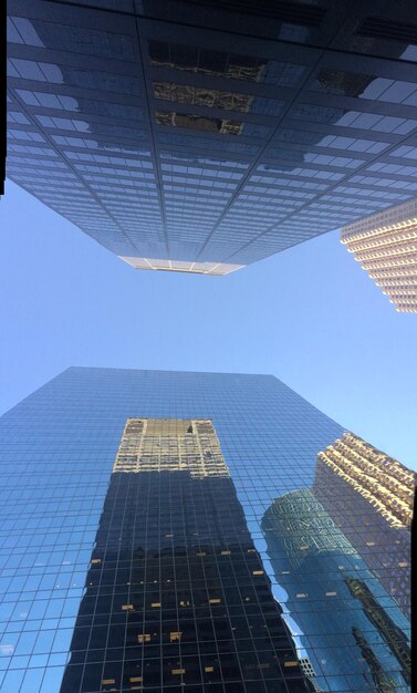 Foto vista ad angolo basso di un edificio moderno