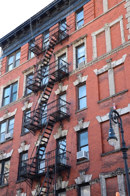 Foto vista ad angolo basso di un edificio moderno