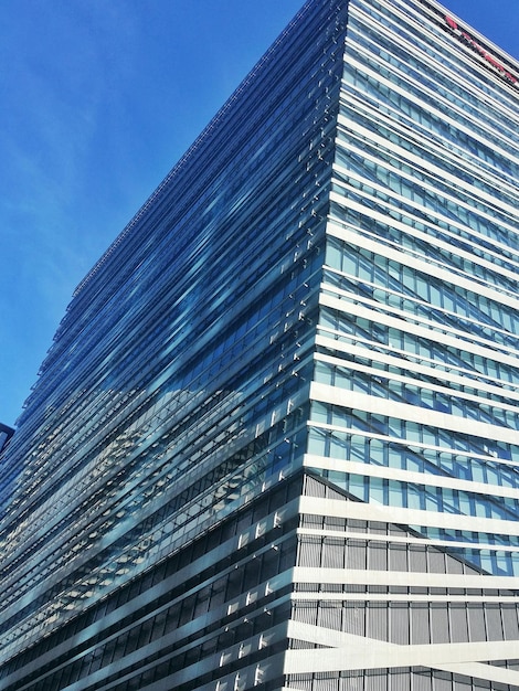 Foto vista ad angolo basso di un edificio moderno