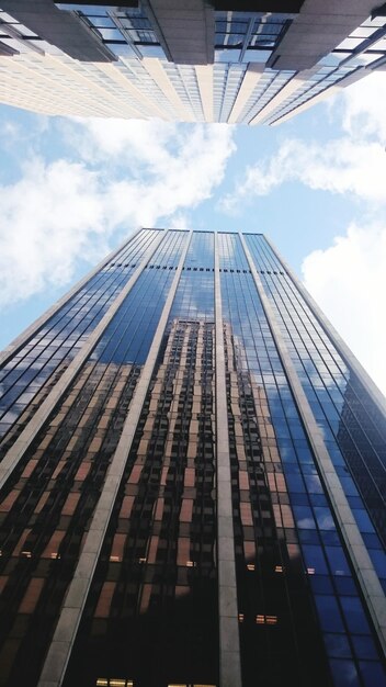 Foto vista ad angolo basso di un edificio moderno