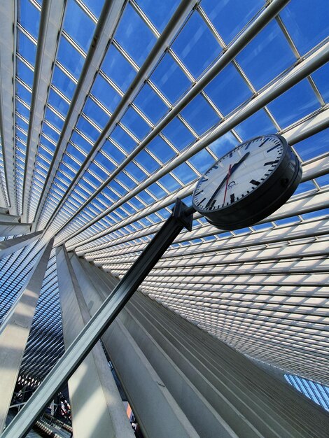 Foto vista ad angolo basso di un edificio moderno