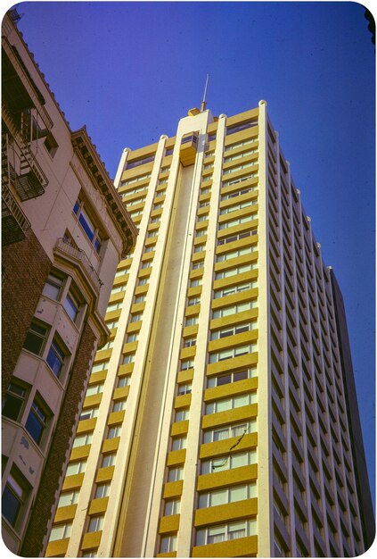 Foto vista ad angolo basso di un edificio moderno