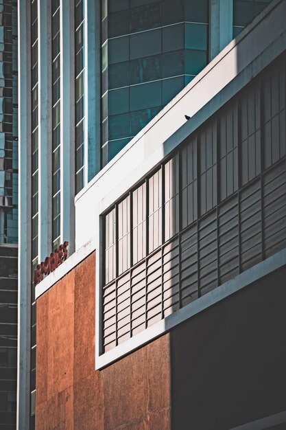 Foto vista ad angolo basso di un edificio moderno