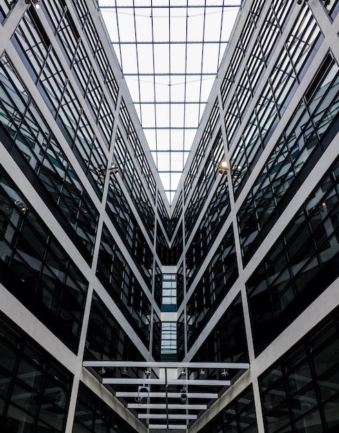 Foto vista ad angolo basso di un edificio moderno