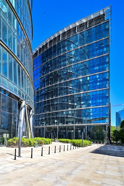 Foto vista a basso angolo di edifici moderni contro il cielo blu