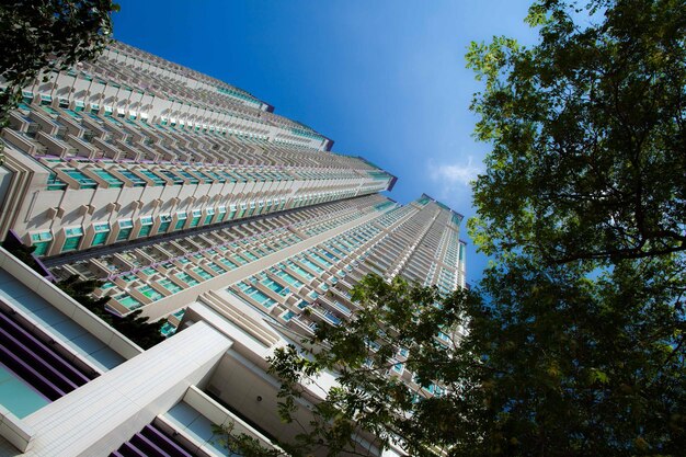 푸른 하늘을 배경으로 현대 건물의 낮은 각도 시각
