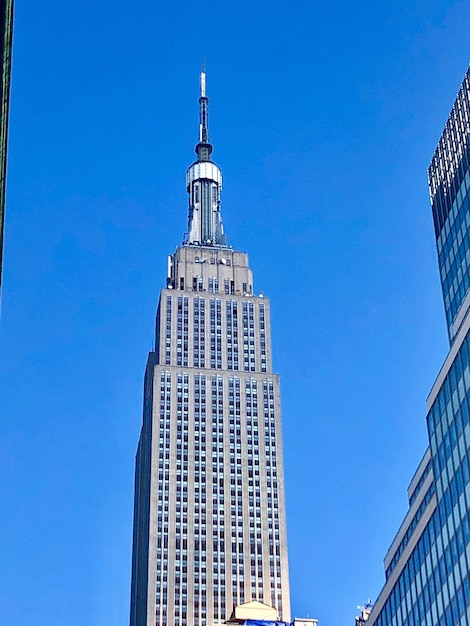 Foto vista a basso angolo di edifici moderni contro il cielo blu