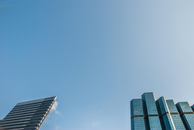 Photo 明るい青い空を背景に近代的な建物の低角度の景色